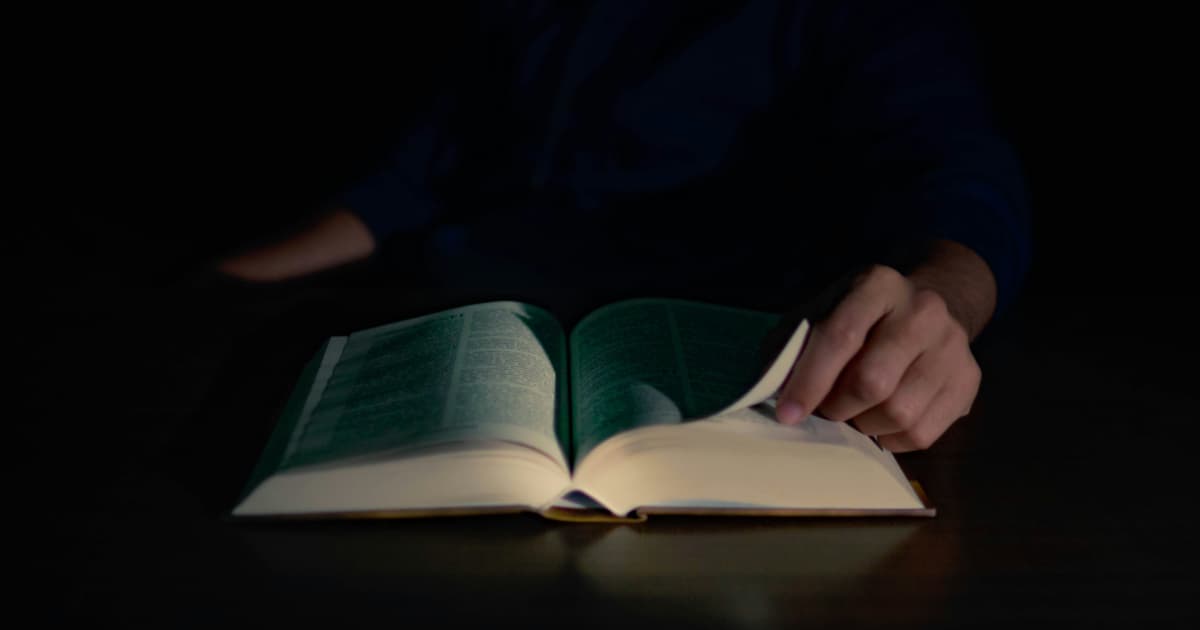 Jornada Espiritual do Autor Após Ataque Cardíaco Resulta em Guia Abrangente para Autodescoberta