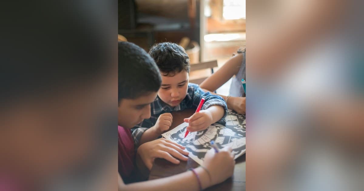 Medo dos pais hispânicos em relação à fiscalização migratória leva à evasão escolar, aponta pesquisa