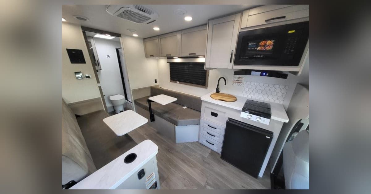Hilltop Camper & RV destaca motorhomes Classe C e estoque de usados para camping de outono em Minnesota