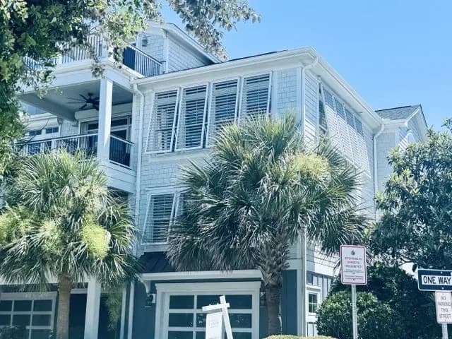 Proprietários de Casas Litorâneas Adotam Persianas Especializadas para Furacões para Proteção Contra Tempestades e Eficiência Energética