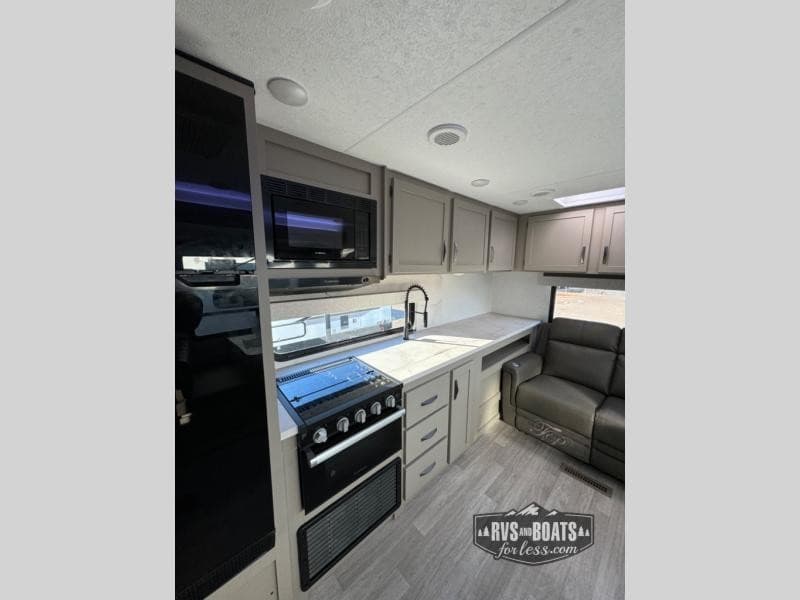 RVs And Boats For Less Celebra 40 Anos Atendendo Compradores de RVs e Barcos em Idaho com Inventário Atualizado em Chubbuck