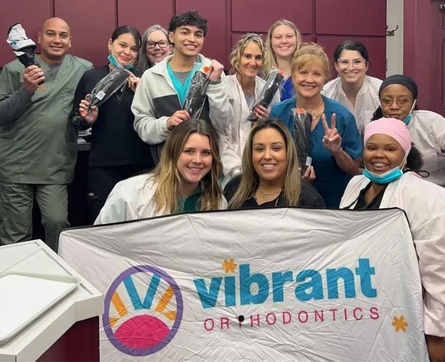 Vibrant Orthodontics Expande Modelo de Atendimento Centrado no Paciente em Tallahassee, Oferecendo Aparelhos e Alinhadores para Todas as Idades