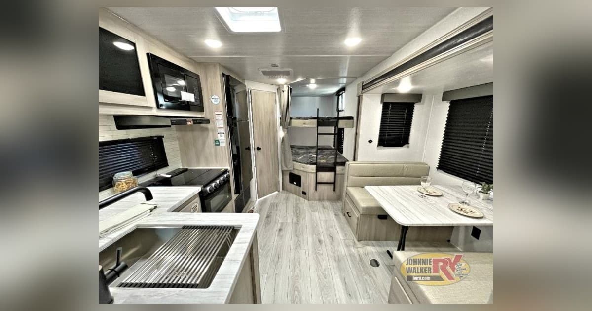 Johnnie Walker RV amplia estoque de trailers de viagem em Las Vegas com modelos 2026 e 2027
