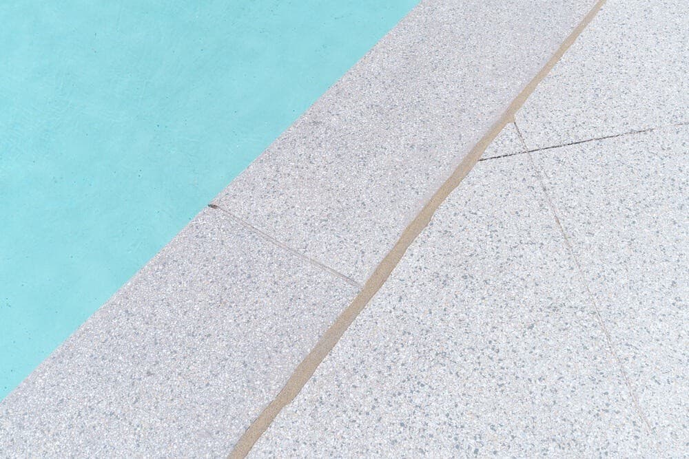 Especialistas Urgem Proprietários de San Diego a Inspecionar Decks de Piscina Antes da Chegada do Calor do Verão