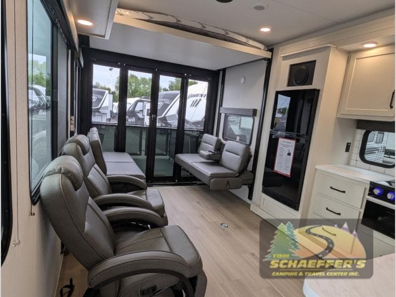 Tom Schaeffer's RV Superstore Expande Estoque na Pensilvânia, Oferecendo Diversas Opções de RV em Lote de 15 Acres