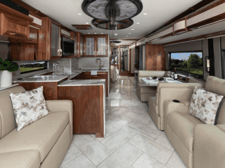 McKee RV Expande Inventário com Motorhomes American Eagle e Thor Magnitude