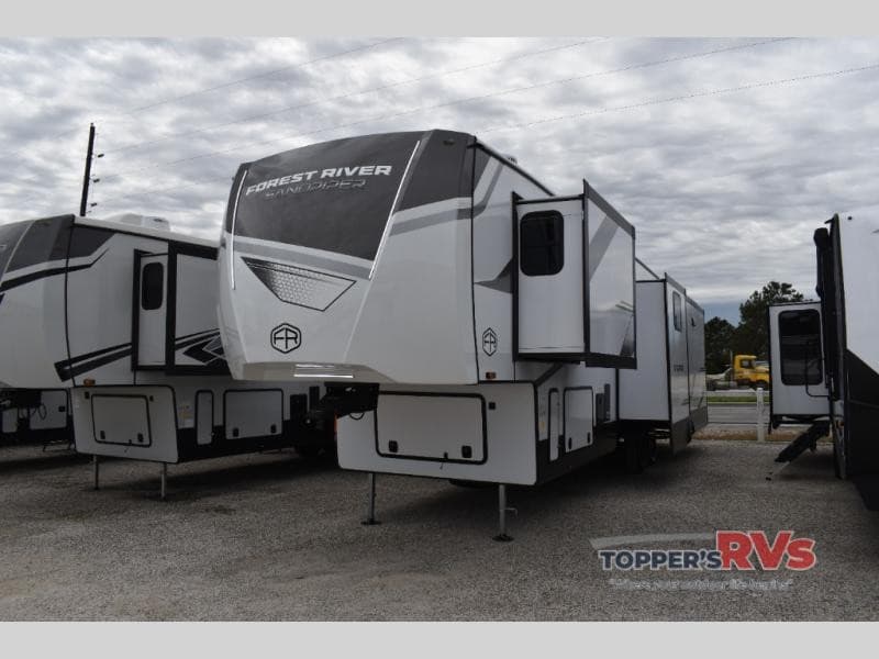 Topper's RV Atualiza Estoque de 5th Wheel Forest River Sandpiper e Destaca Peças e Serviço para a Área de Houston