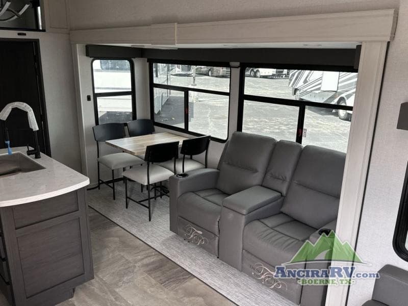 Ancira RV de Boerne participa do evento de vendas Newmar Smart Buy oferecendo $10.000 em dinheiro para clientes