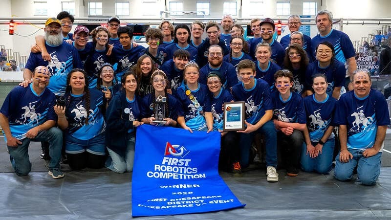 Equipe de Robótica 122 Patrocinada pela Behl Orthodontics Conquista Primeira Faixa Azul em Oito Anos