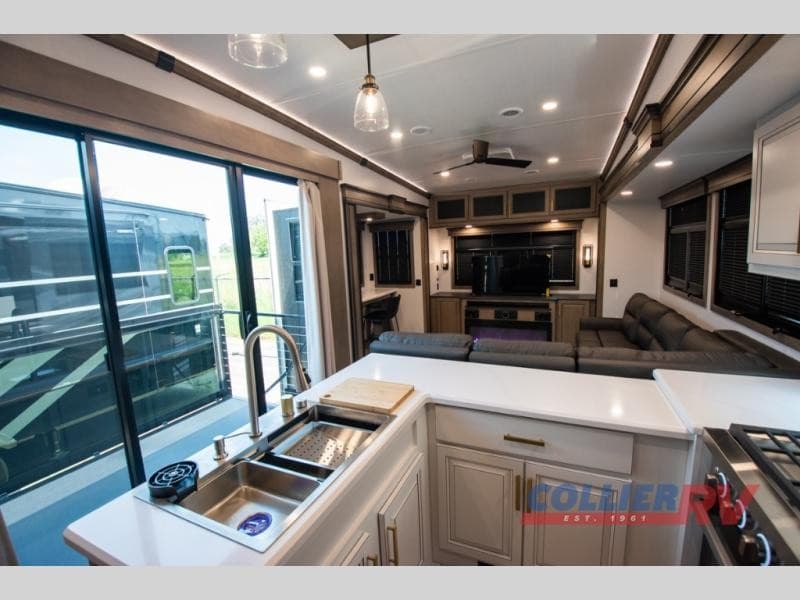 Collier RV Rockford Expande Estoque de 2025 com Novos e Usados