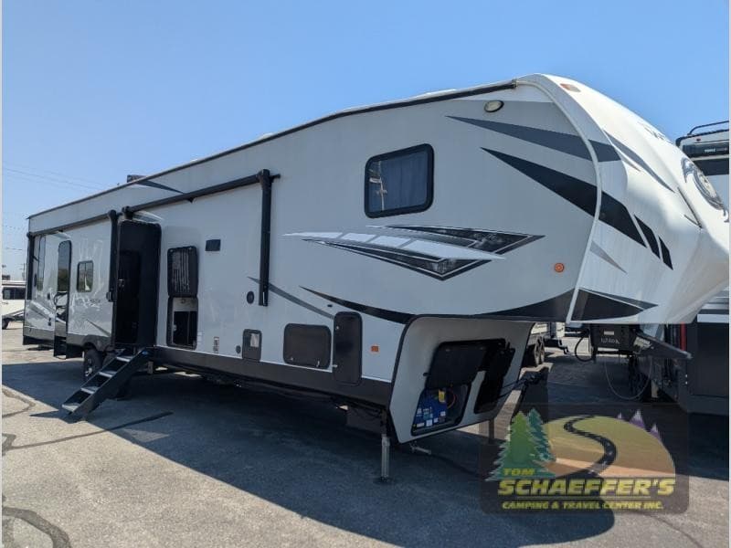 Tom Schaeffer's RV Superstore Expande Inventário com Fifth Wheels Keystone Sprinter e Campers Wolf