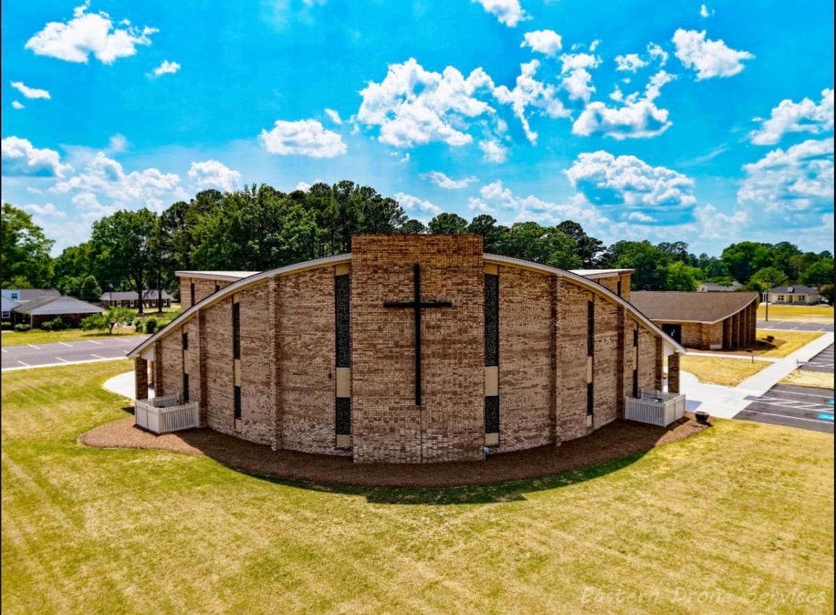 Igreja Glad Tidings Expande Alcance Comunitário sob o Pastor Rick Barnes
