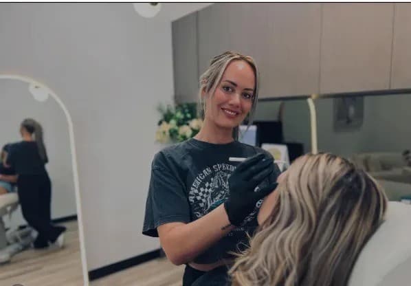 Modelo Liderado por Enfermeiras Eleva Segurança e Padrões na Indústria de Preenchedores Estéticos de Manly