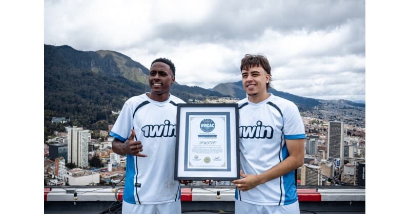 1win e FUTTO estabelecem recorde mundial com partida de futebol no arranha-céu de Bogotá