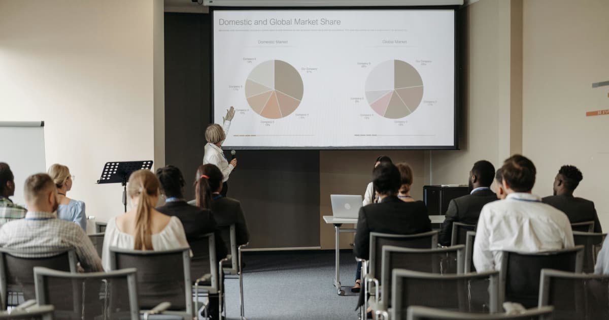 Competição de Ginástica em Phoenix Mistura Excelência Atlética com Espírito Rock and Roll