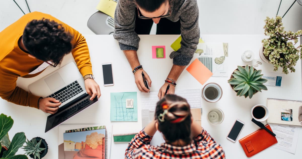 Líderes Empresariais dos EUA Sinalizam Planos de Contratação Estáveis Apesar da Transição Presidencial
