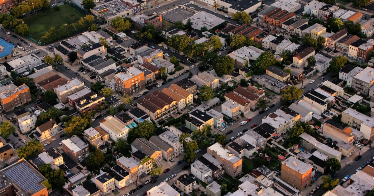 Ouro ultrapassa US$ 4.200 com dólar americano em queda e preocupações econômicas