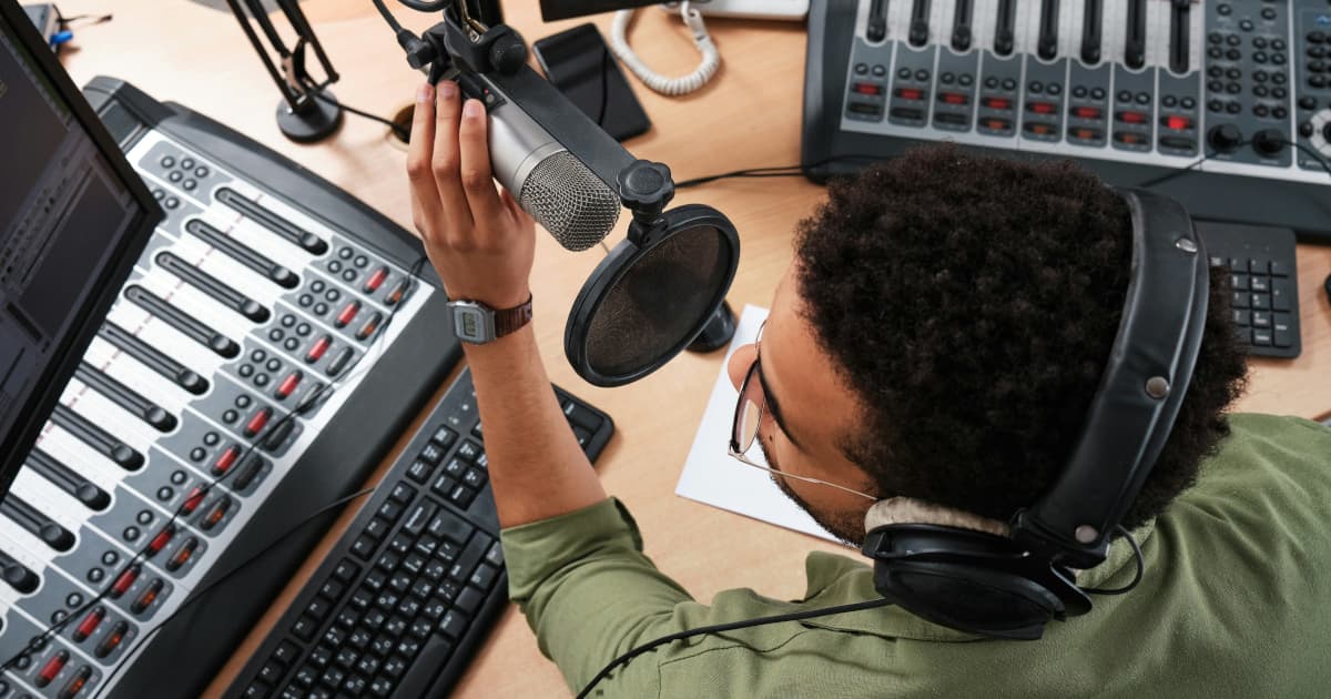 Autor William Elliott Hazelgrove Discute Caso de Assassinato em Alta Altitude em Entrevista Nacional de Rádio