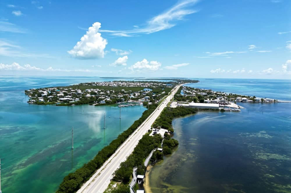 Mercado Imobiliário dos Florida Keys Mostra Divisão Entre Vendas de Luxo e Casas Antigas nos Canais