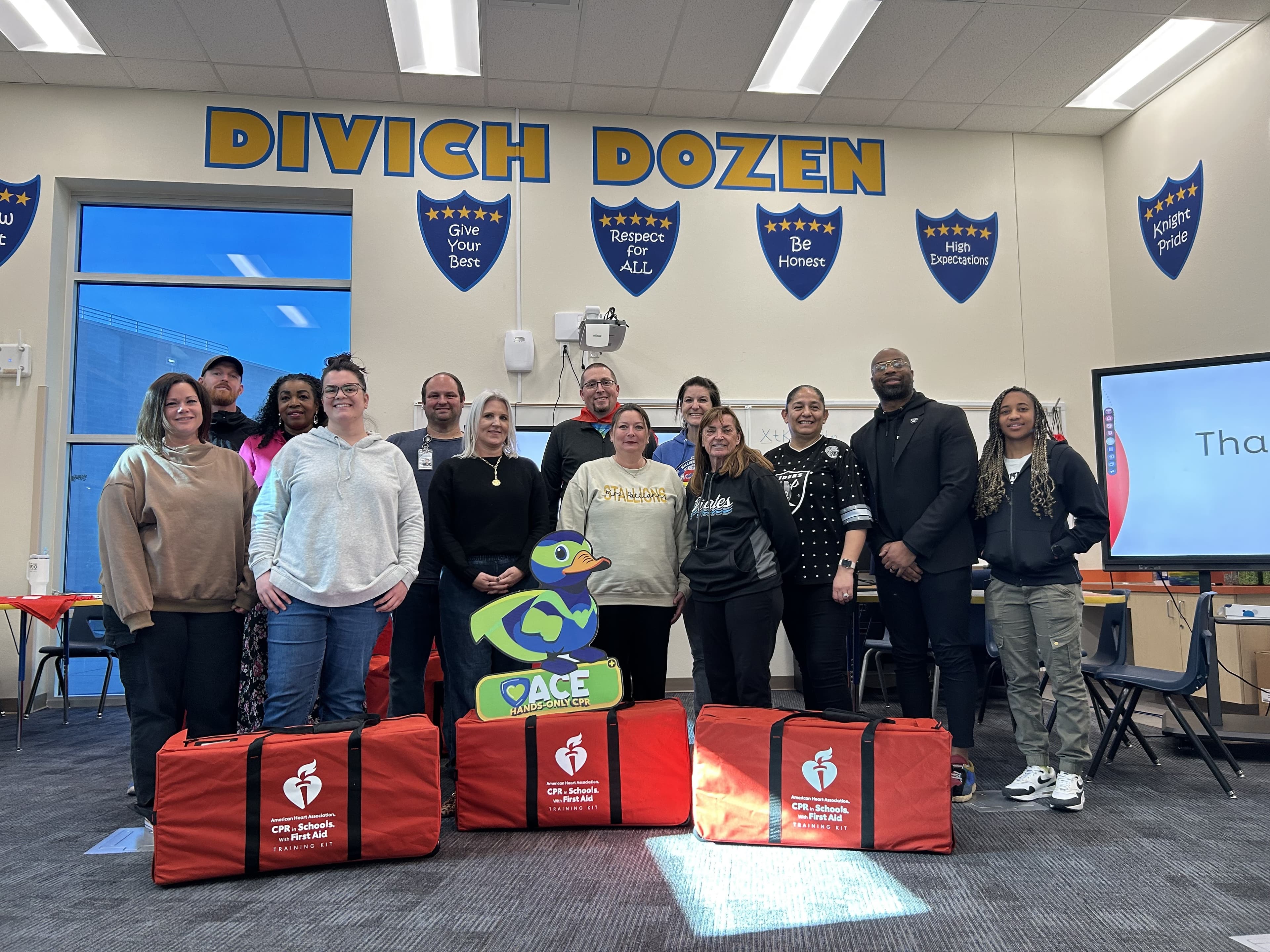 Raiders e Associação Americana do Coração Fortalecem Segurança Escolar com Iniciativa de Treinamento em RCP