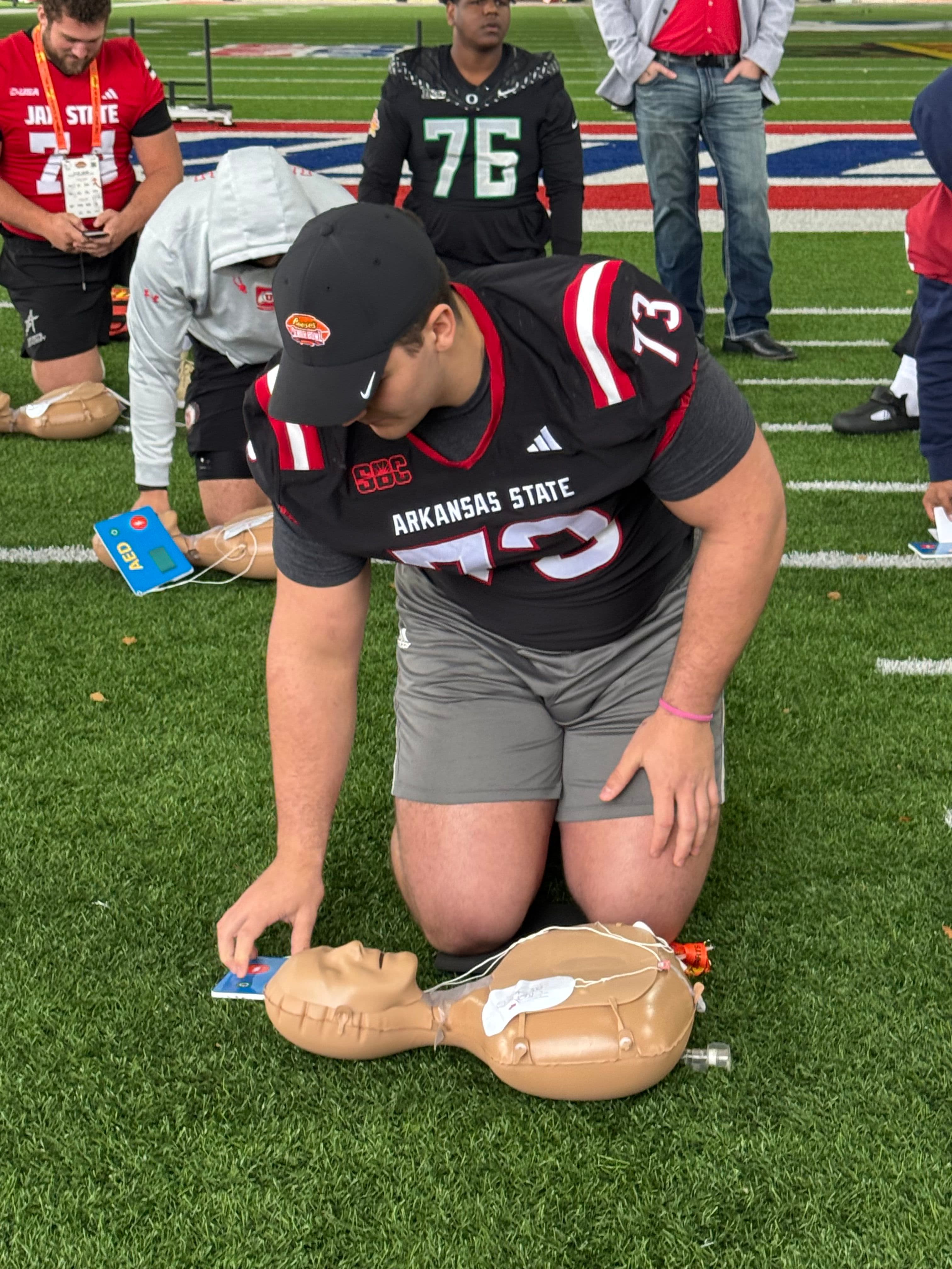 Prospectos da NFL Aprendem Habilidades de RCP que Salvam Vidas em Evento do Senior Bowl
