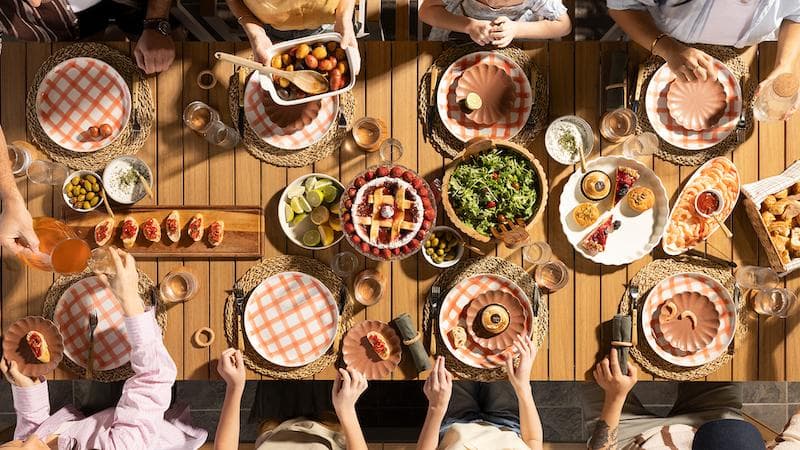 Coleção Transformer Table Outdoor oferece móveis modulares para entretenimento flexível no verão