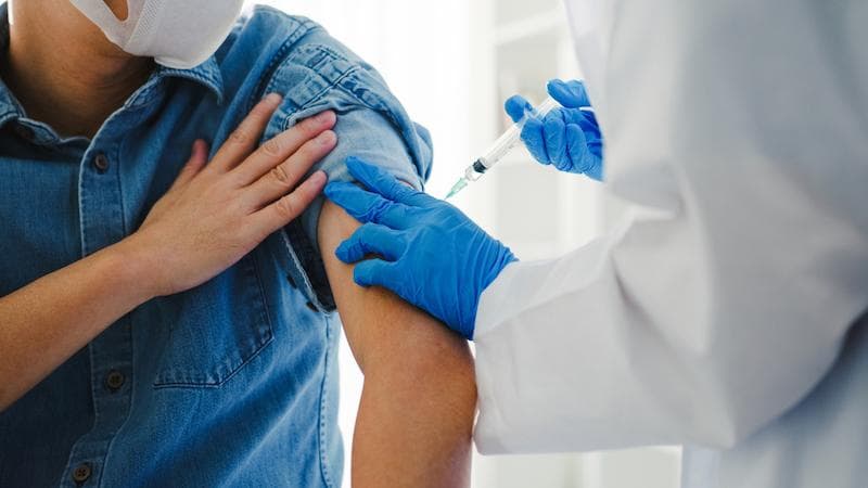 Proteja-se e Proteja os Outros Nesta Temporada de Gripe: Conselhos de Especialista do Médico da NYIT