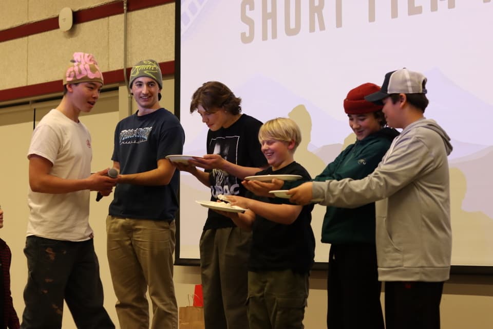 Três Jovens Canadenses Premiados por Projetos Comunitários Desenvolvidos com Pais e Mentores