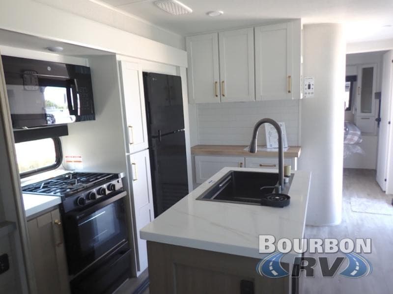 Bourbon RV Expande Estoque de Trailers com Opções Gulf Stream Ameri-Lite e Retro RV