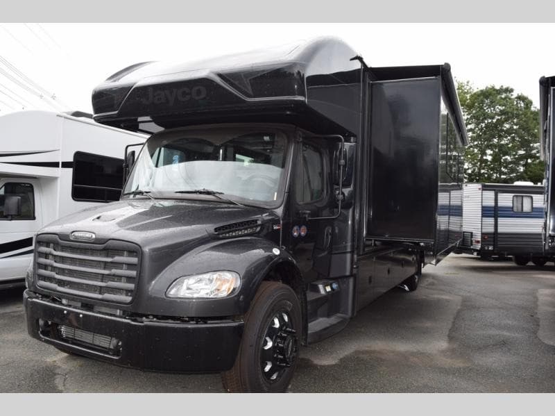Pete's RV Center Expande Estoque de Jayco Seneca em Toda a Nova Inglaterra