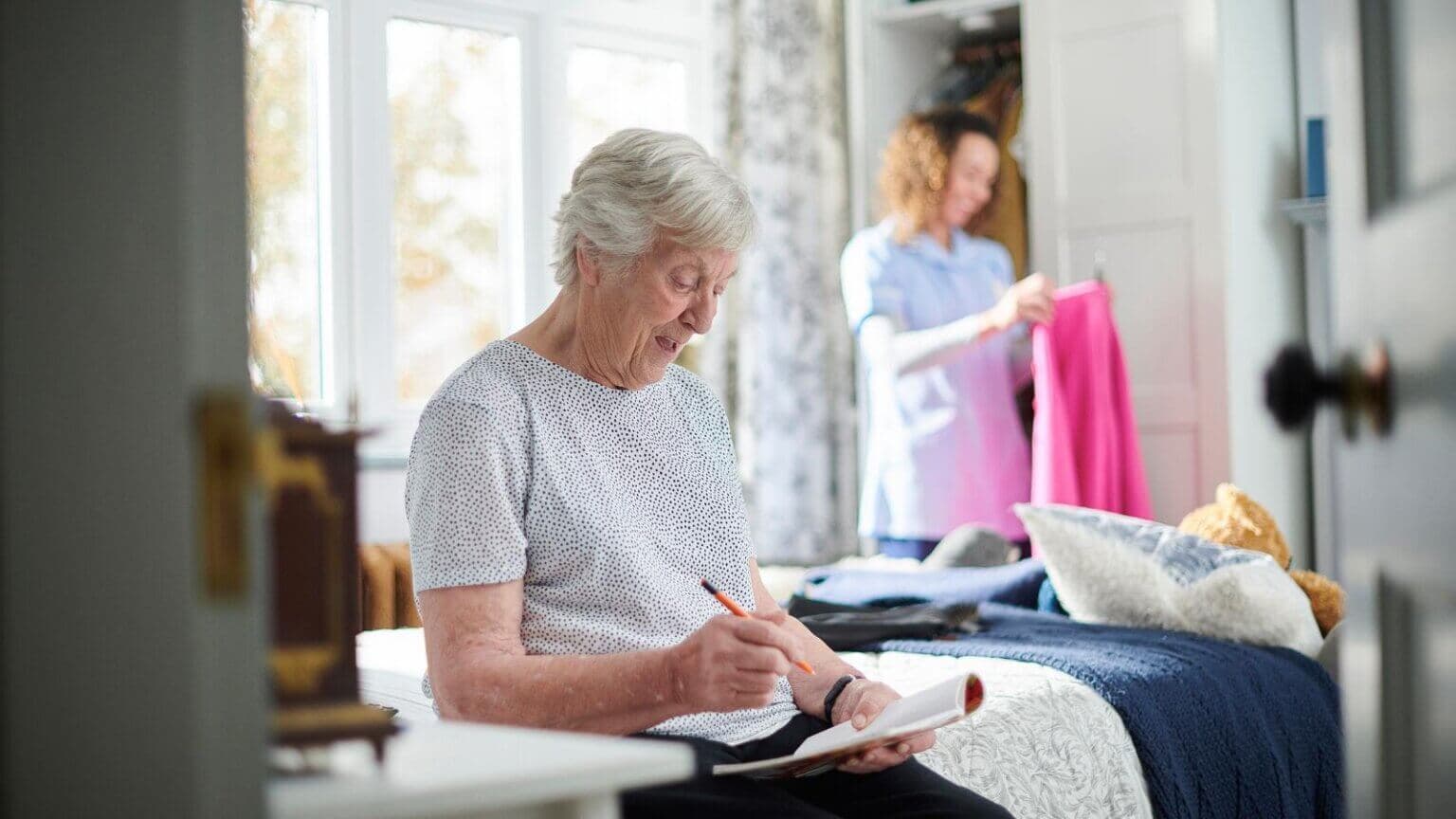 Provedor de Cuidados para Idosos do Texas Lança Guia sobre Custos de Vida Assistida
