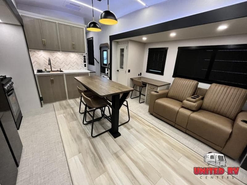 Parkland RV Center Expande Estoque com Novos Trailers e Fifth Wheels