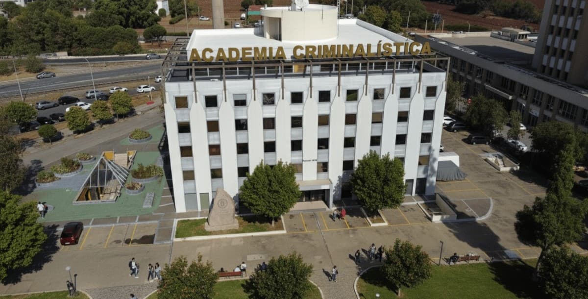 Academia de Ciências Criminalísticas Expande Currículo para Mais de 15 Disciplinas Após 12 Anos Online