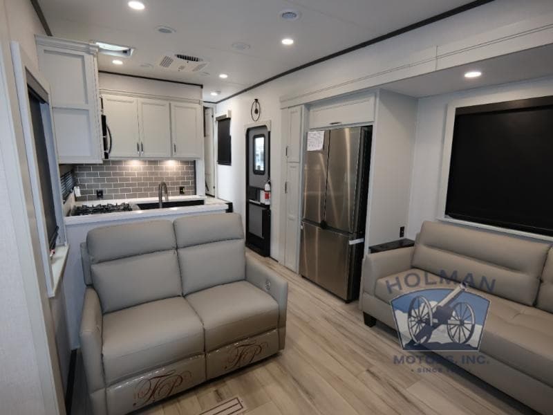 Holman RV Apresenta Inventário Ampliado de Keystone Alpine e Cougar para Campistas da Região de Cincinnati