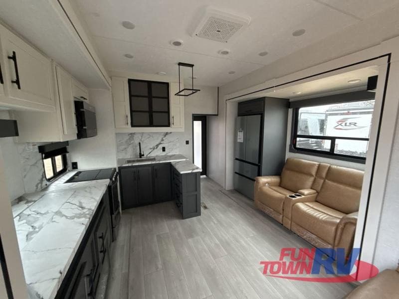 Fun Town RV Oklahoma City Expande Estoque com Mais Toy Haulers e Fifth Wheels