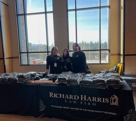 Richard Harris Law Firm faz parceria com LVMPD para doar 10.000 mochilas no inaugural Pack the Mack