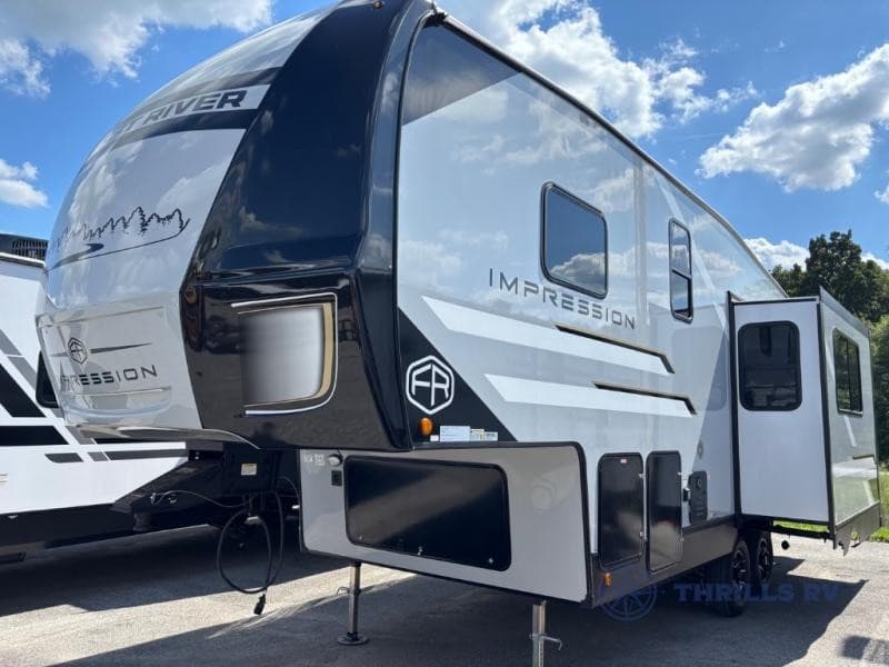 Thrills RV Expande Inventário com Nova Quinta Roda Heritage Glen 356QB para Campistas de Fort Wayne