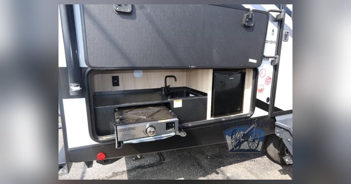 Holman RV Expande Estoque em Batavia com Três Toy Haulers Forest River Cherokee Wolf Pack