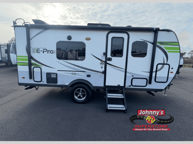 Johnny's RV Superstore expande estoque para atender à crescente demanda na Costa do Golfo