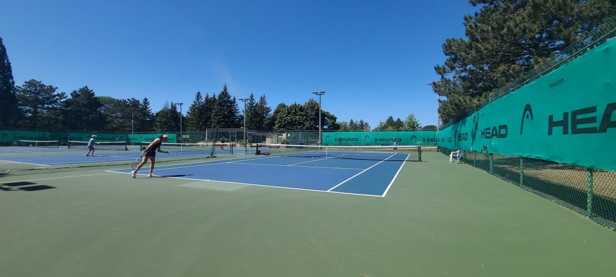 Hillcrest Tennis Camp abre inscrições para 2026 em programas juvenis e adultos em North York