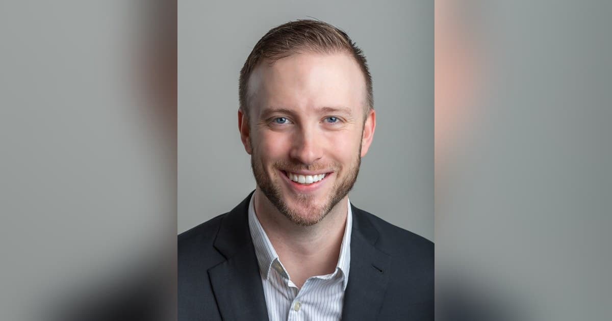 Quiroprático de Lakeville, Dr. Cody Rodewald, recebe o Prêmio 10-Under-10 do Palmer College