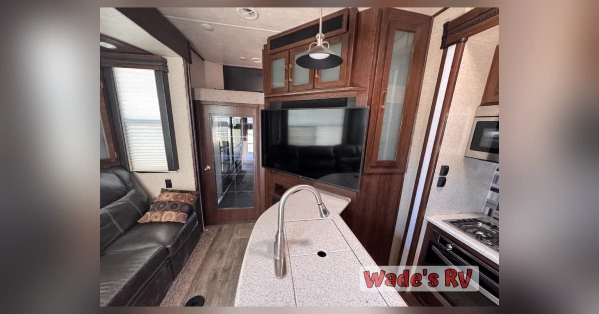 Wade’s RV destaca reboques de destino Coachmen, toy haulers Heartland e serviços de outono para campistas de Oklahoma e Missouri