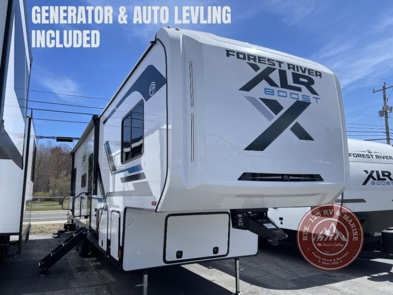 Rte. 125 RV & Marine Expande Estoque com Toy Haulers Forest River XLR e Destination Trailers CrossRoads Hampton