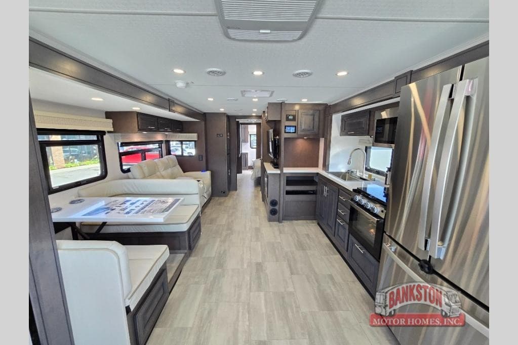 Bankston Motor Homes Expande Inventário de RVs em Alabama com Lance Camper 650 e Diversas Opções de Motorhomes