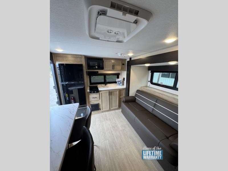 Royal Coach RV Expande Inventário em Bakersfield com Novos Fifth Wheels Raptor e Trailers de Viagem