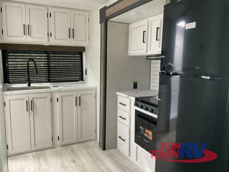 Fun Town RV Expande Inventário com Fifth Wheels Espaçosos e Trailers de Viagem para Famílias