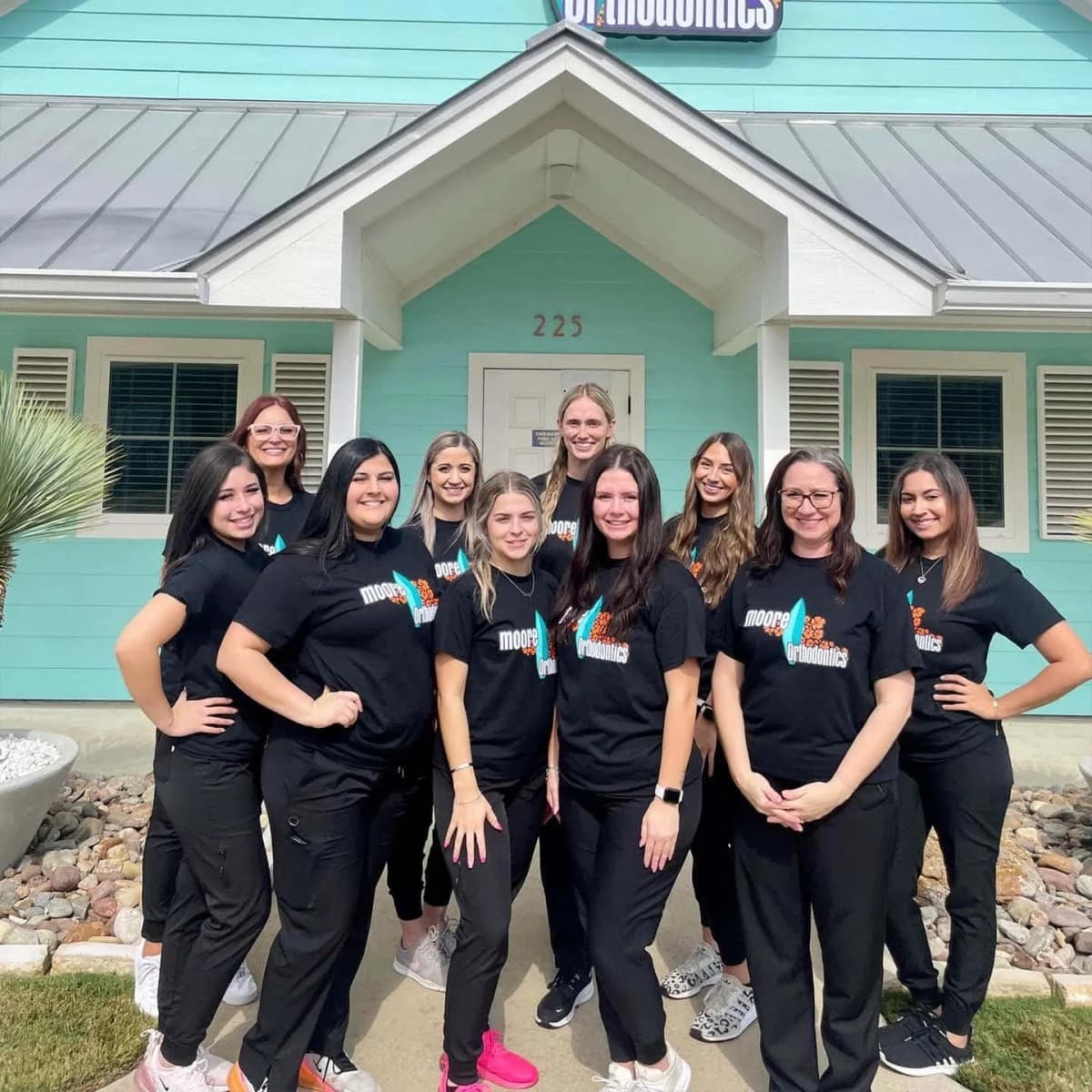 Moore Orthodontics compara aparelhos ortodônticos e Invisalign para pacientes em Waxahachie
