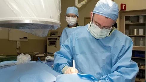 Cirurgião Vascular de Belfast Expande Prática para Mais de 850 Procedimentos Anuais
