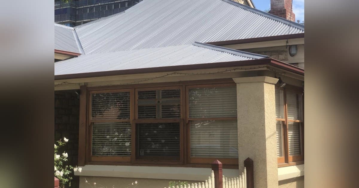 Falhas ocultas em telhados emergem como principal risco de tempestade em Adelaide, impulsionando campanha por inspeções gratuitas