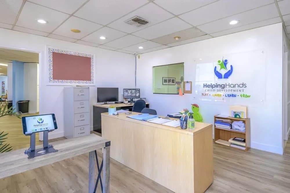 Centro de Desenvolvimento Infantil Helping Hands Estabelece Ambiente de Aprendizagem Baseado em Brincadeiras em Riverside